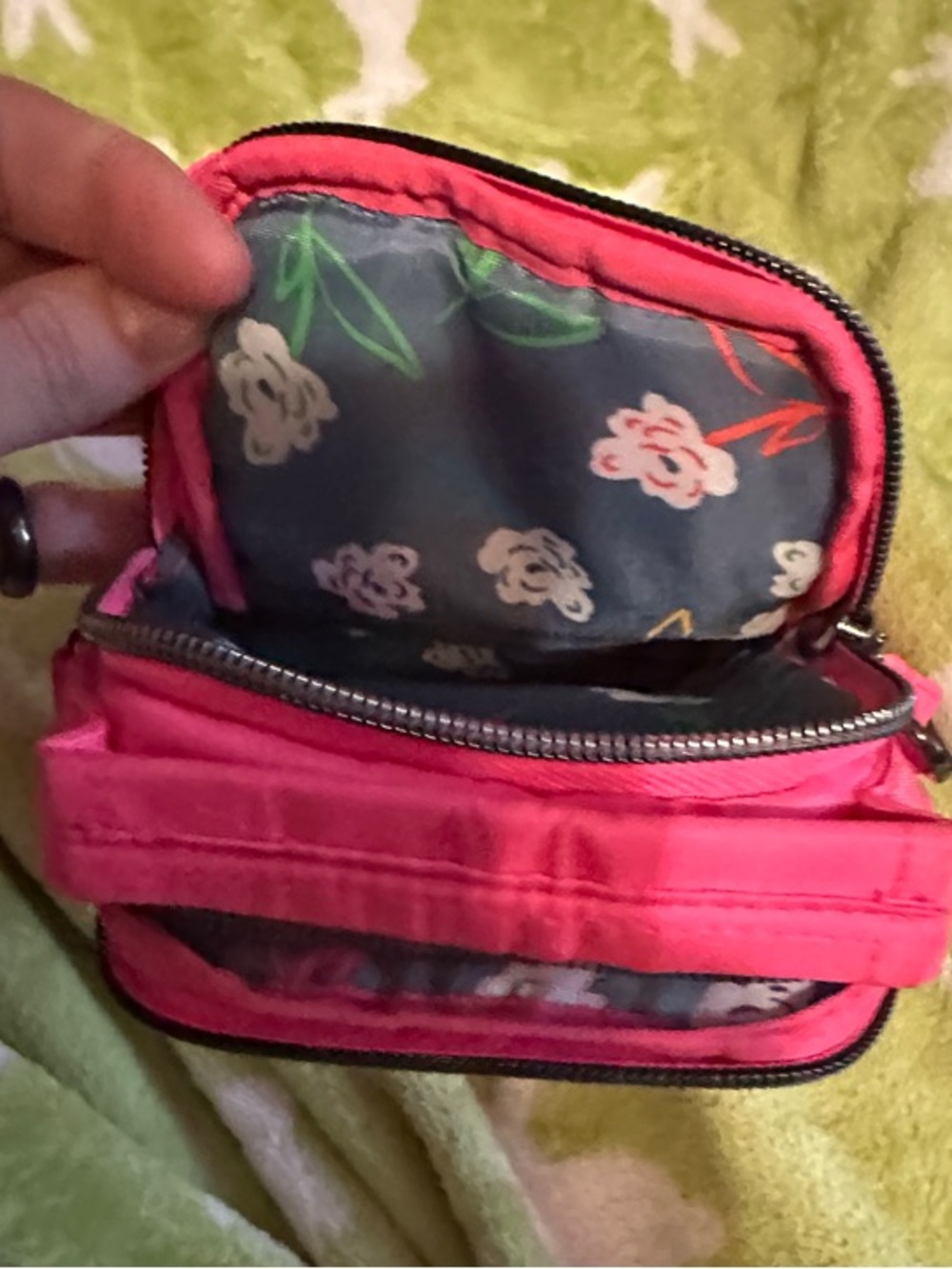 Used lug magenta skeeter Crossbody - Picture 3 of 5